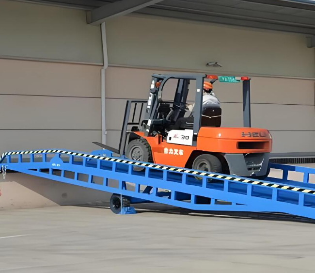 青河移动式卸货平台（叉车用）